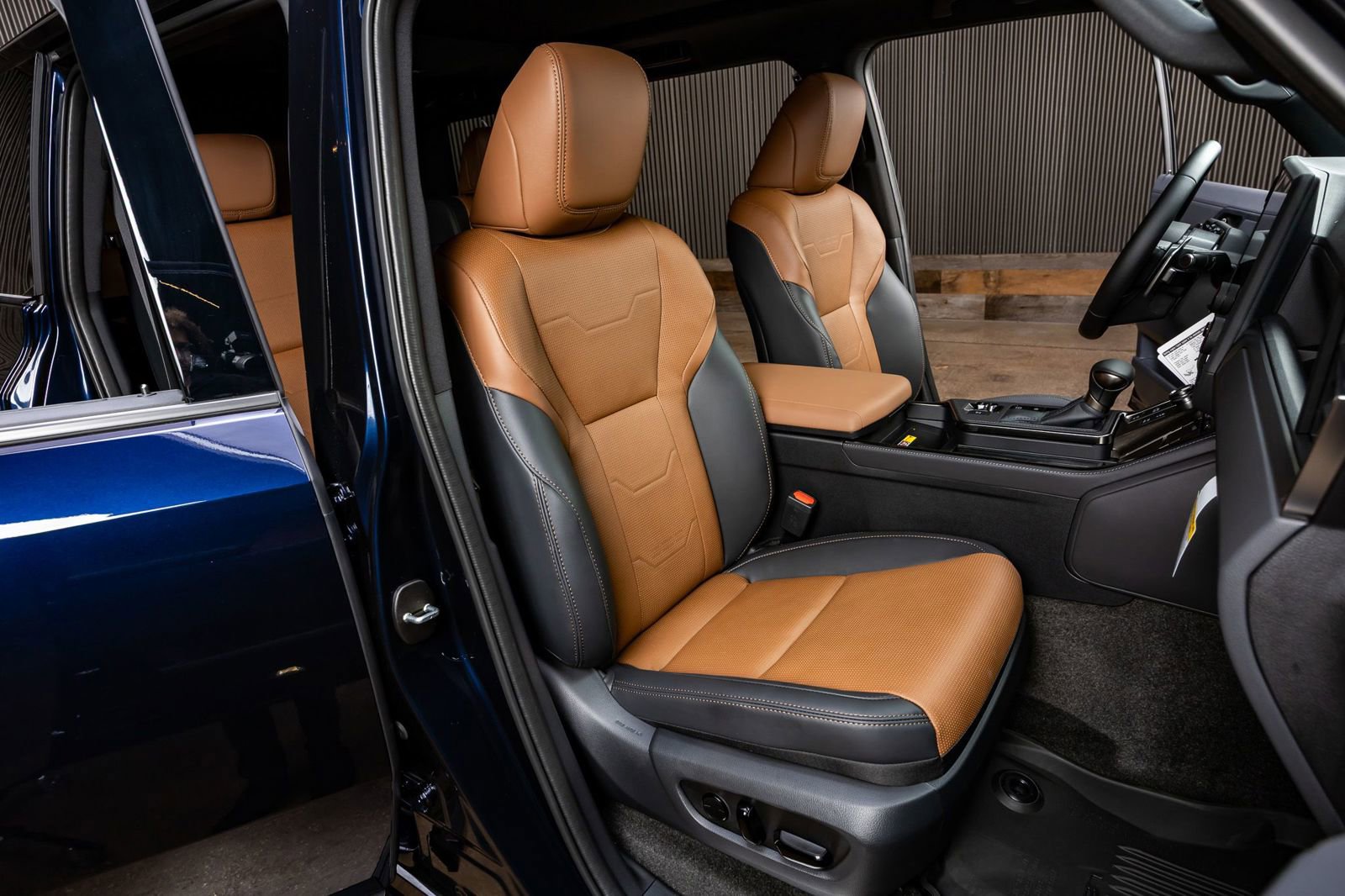 Used 2025 Lexus GX 550 w/ Accessory Package (2T) image 31