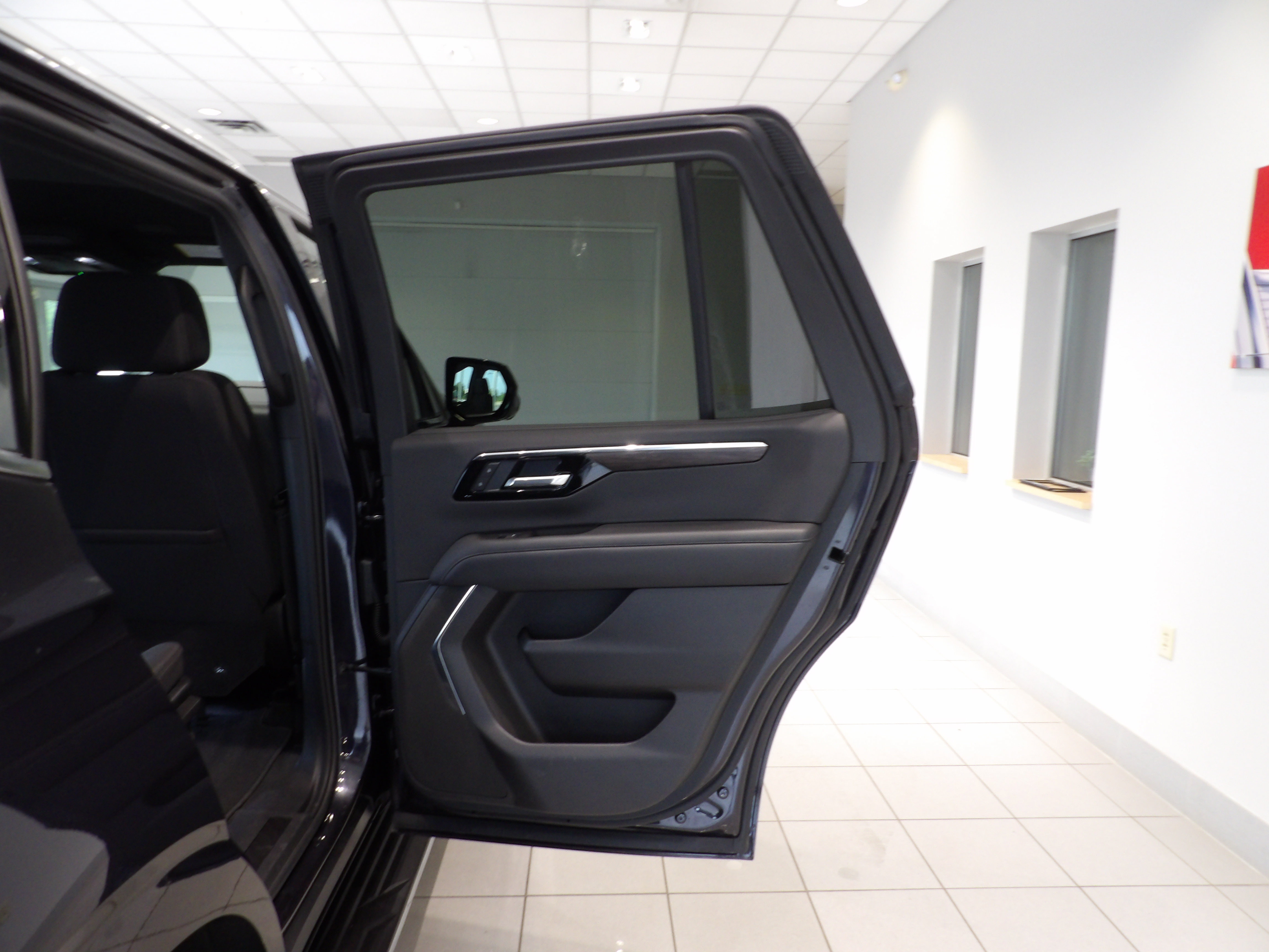Used 2025 Chevrolet Tahoe LS AWD/4WD image 21