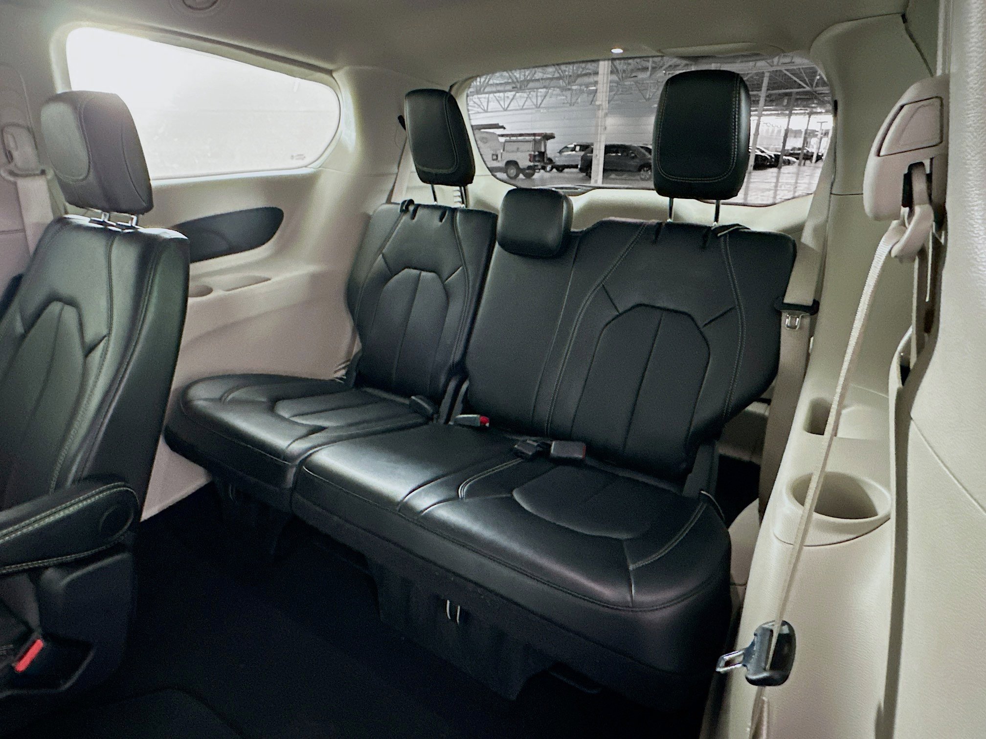 Used 2024 Chrysler Pacifica Touring-L image 28