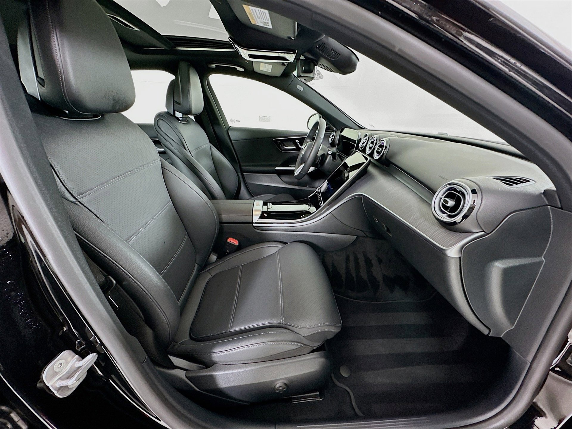 Used 2025 Mercedes-Benz C 300 4MATIC Sedan image 31