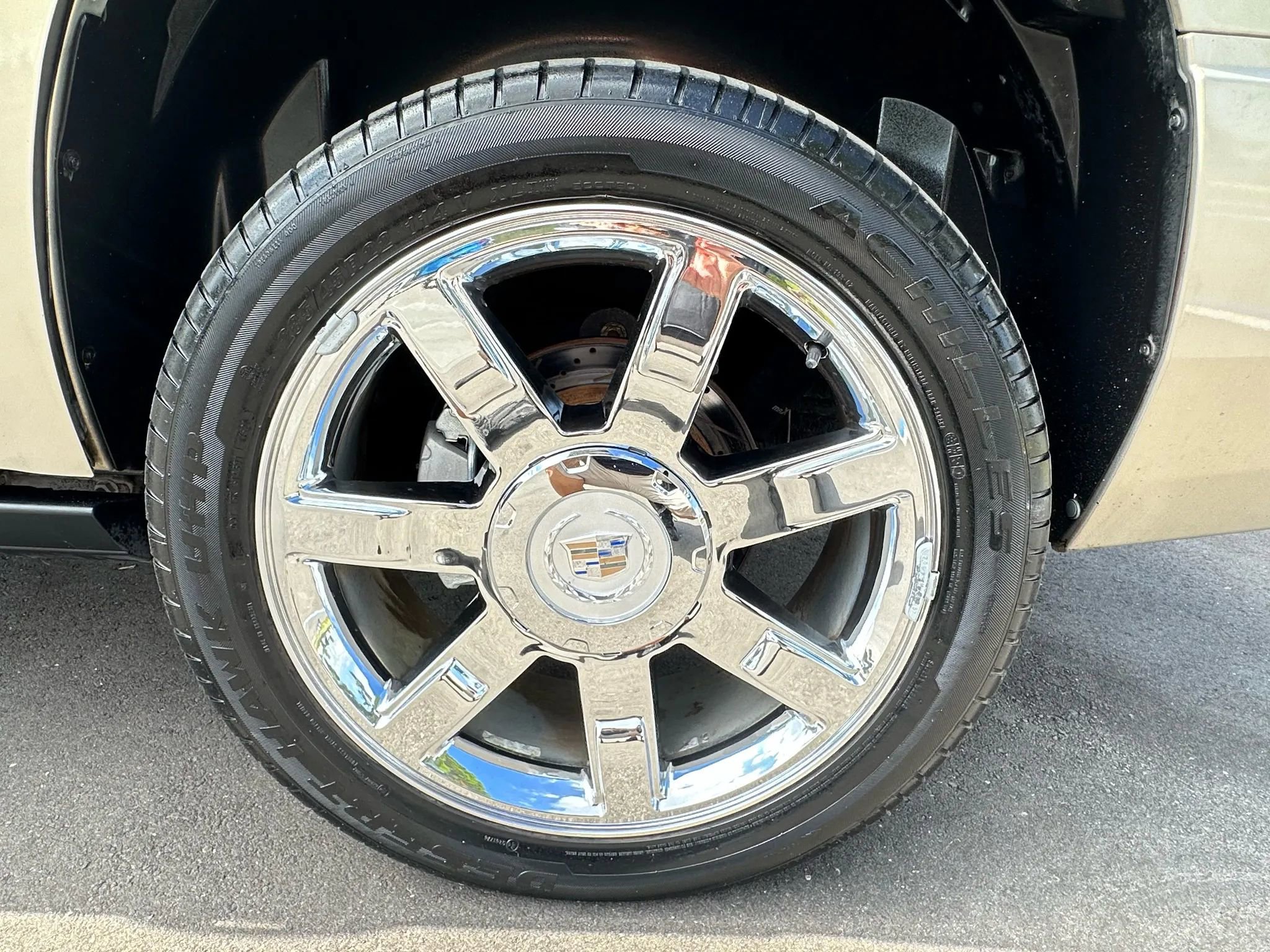 Used 2010 Cadillac Escalade Premium image 14