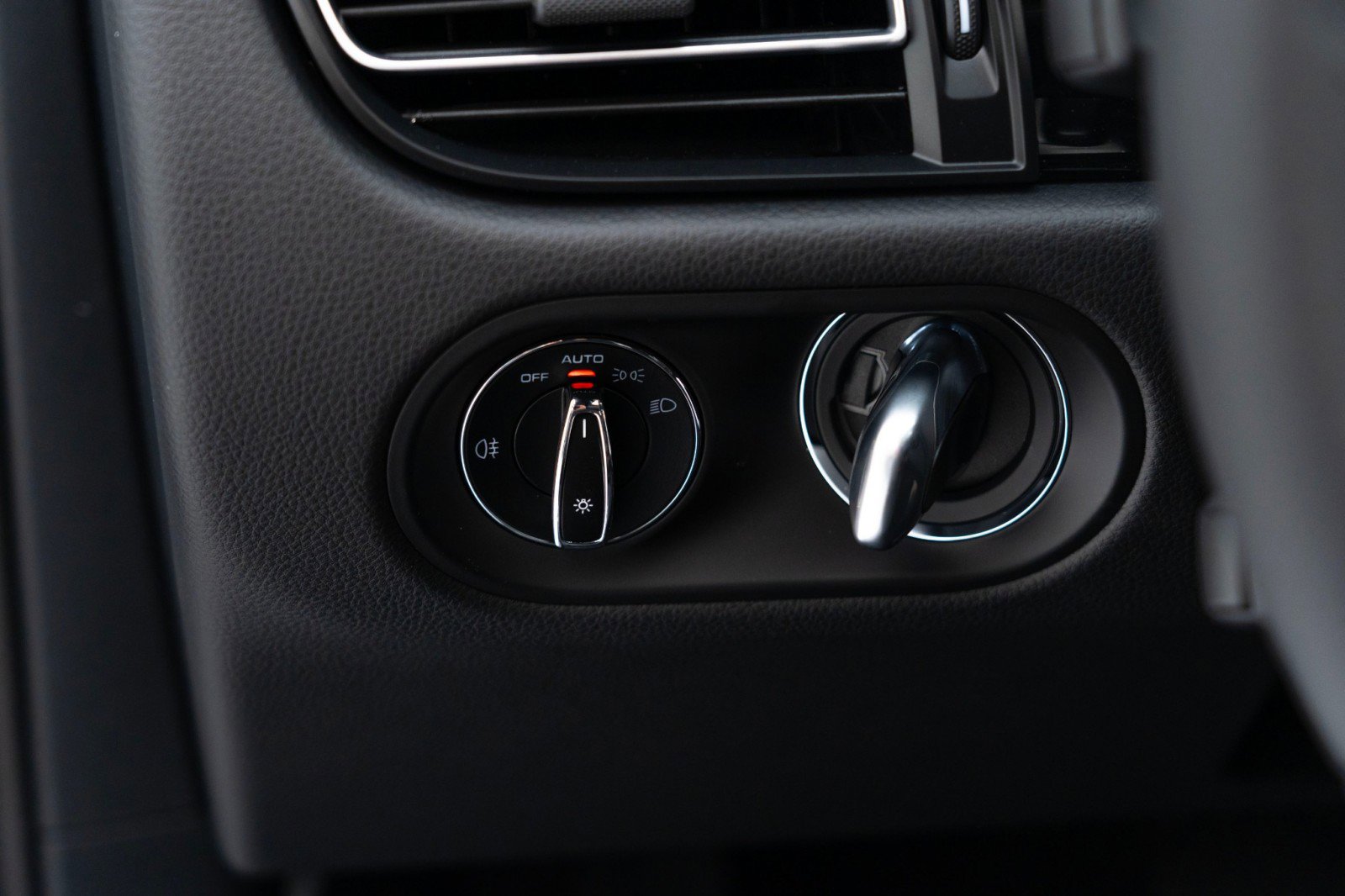 New 2025 Porsche Macan image 28