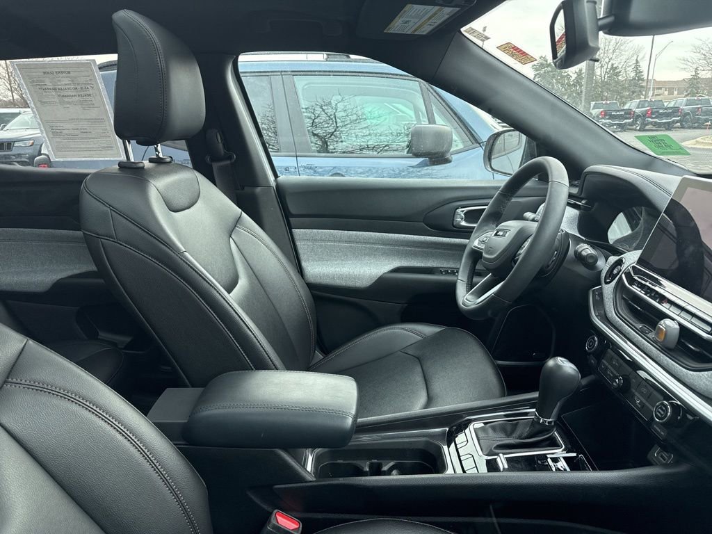 Used 2024 Jeep Compass Latitude w/ Sun and Sound Group image 12