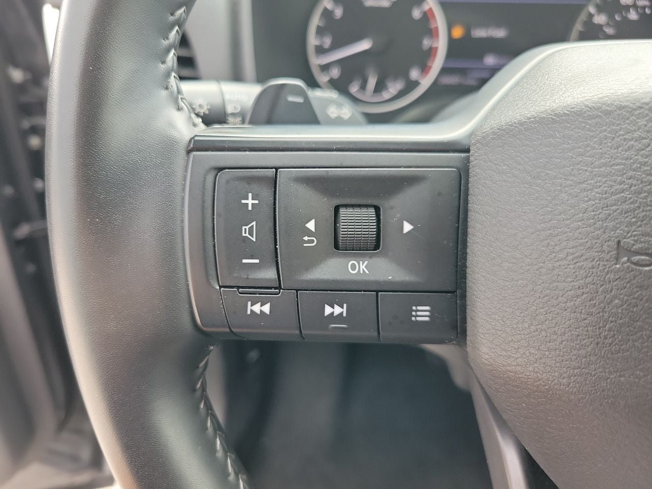 Used 2025 Nissan Rogue SV FWD image 19