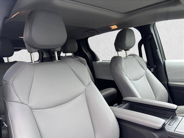 Used 2026 Toyota Sienna XLE FWD image 23