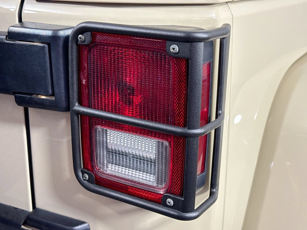 Used 2012 Jeep Wrangler Unlimited Sahara w/ Dual Top Group AWD/4WD image 28