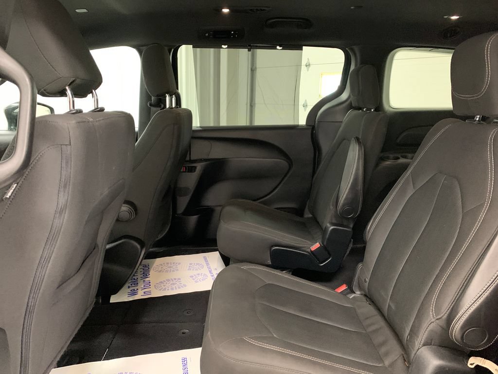 Used 2018 Chrysler Pacifica Touring Plus w/ S Appearance Package FWD image 16