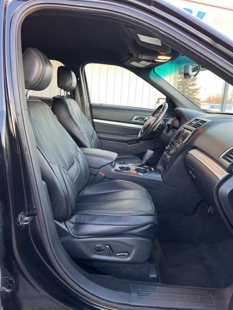 Used 2016 Ford Explorer XLT w/ Equipment Group 202A FWD image 38
