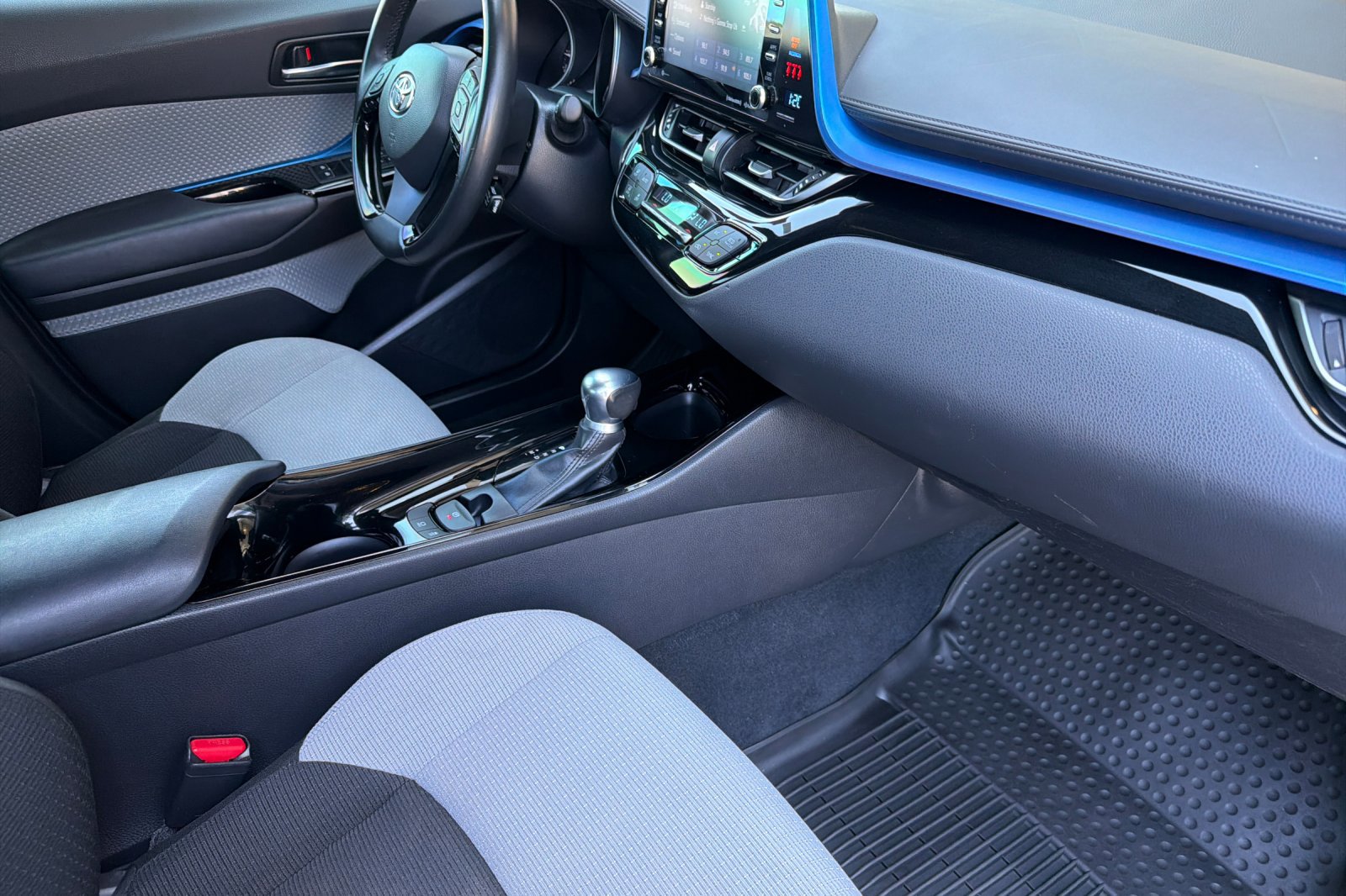 Used 2019 Toyota C-HR XLE FWD image 16