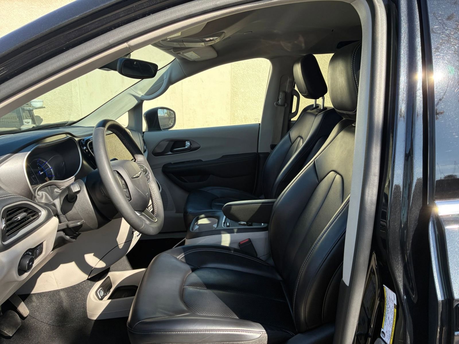 Used 2023 Chrysler Pacifica Touring-L image 29