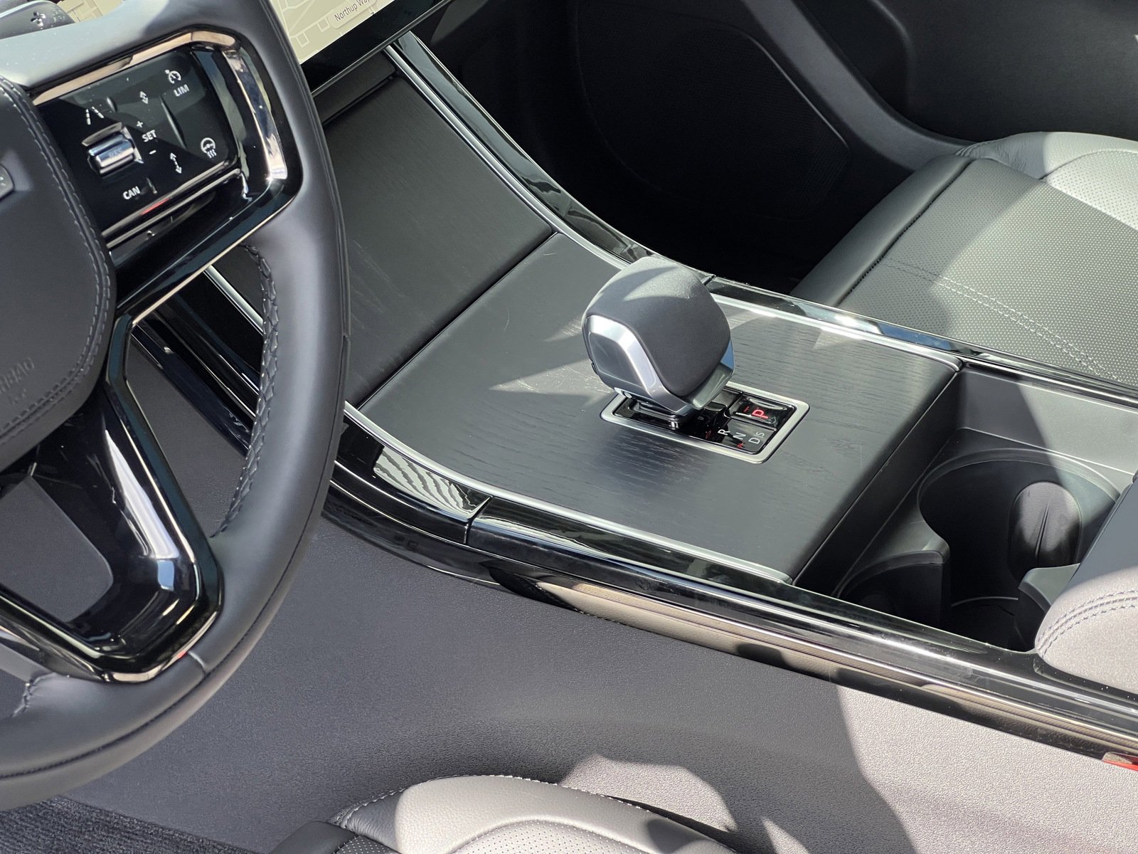 New 2025 Land Rover Range Rover Velar Dynamic SE image 18