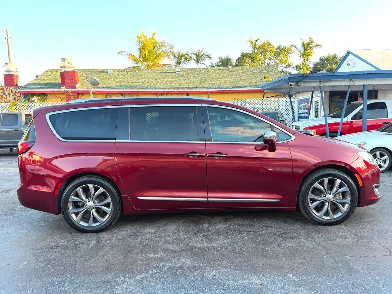 Used 2020 Chrysler Pacifica Limited w/ Tire & Wheel Group FWD image 13