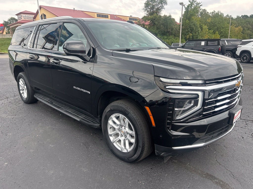 Used 2025 Chevrolet Suburban LT AWD/4WD image 3