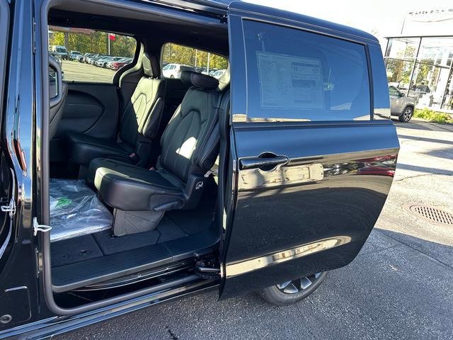 New 2026 Chrysler Pacifica Select image 13