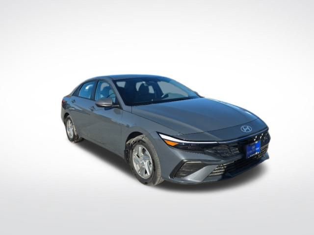 Used 2025 Hyundai Elantra SE image 3