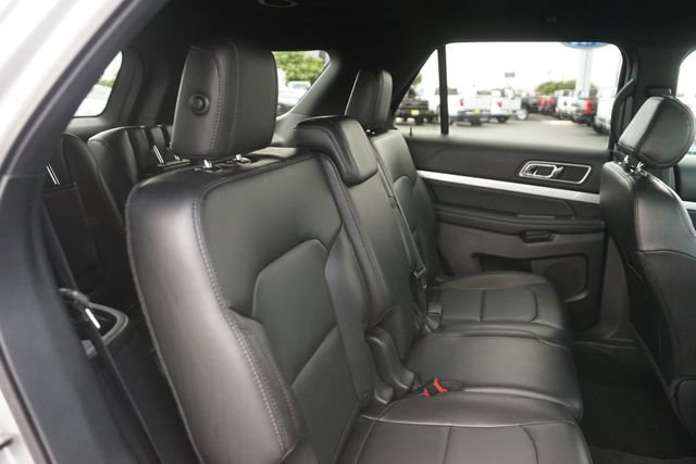 Used 2017 Ford Explorer XLT w/ Equipment Group 202A FWD image 18