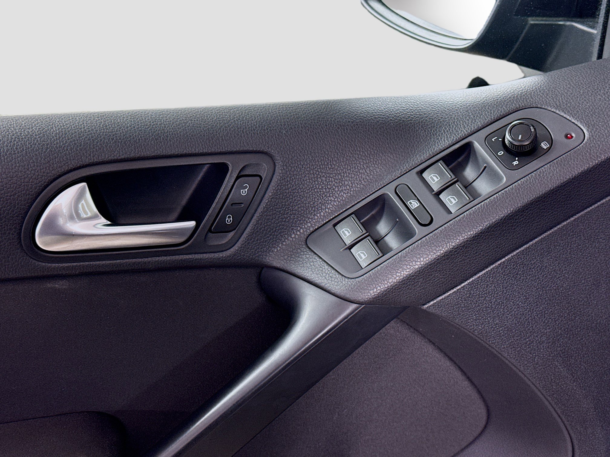 Used 2017 Volkswagen Tiguan S image 24