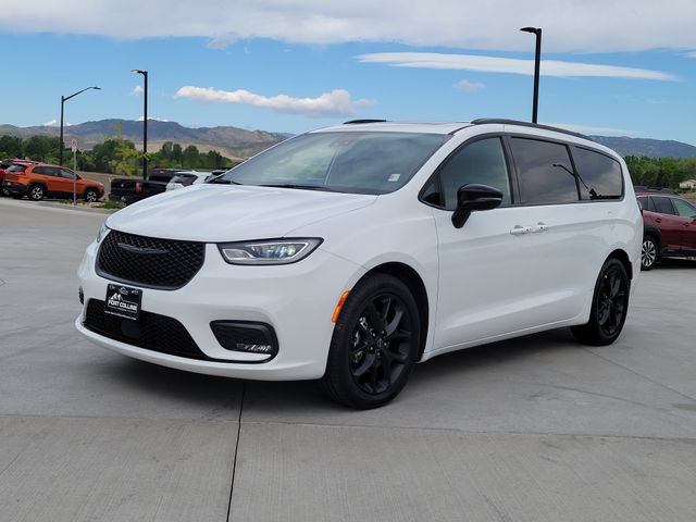 Used 2025 Chrysler Pacifica Limited FWD image 1