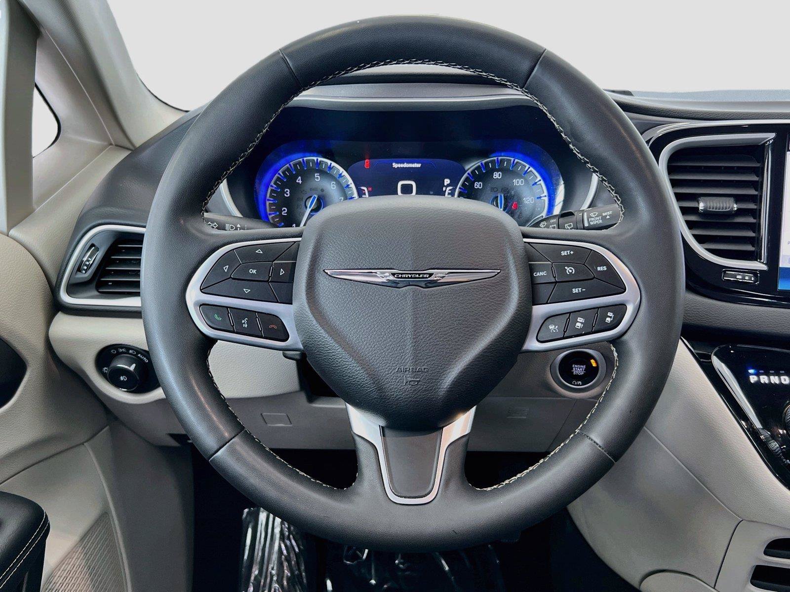 Used 2024 Chrysler Pacifica Touring-L FWD image 17