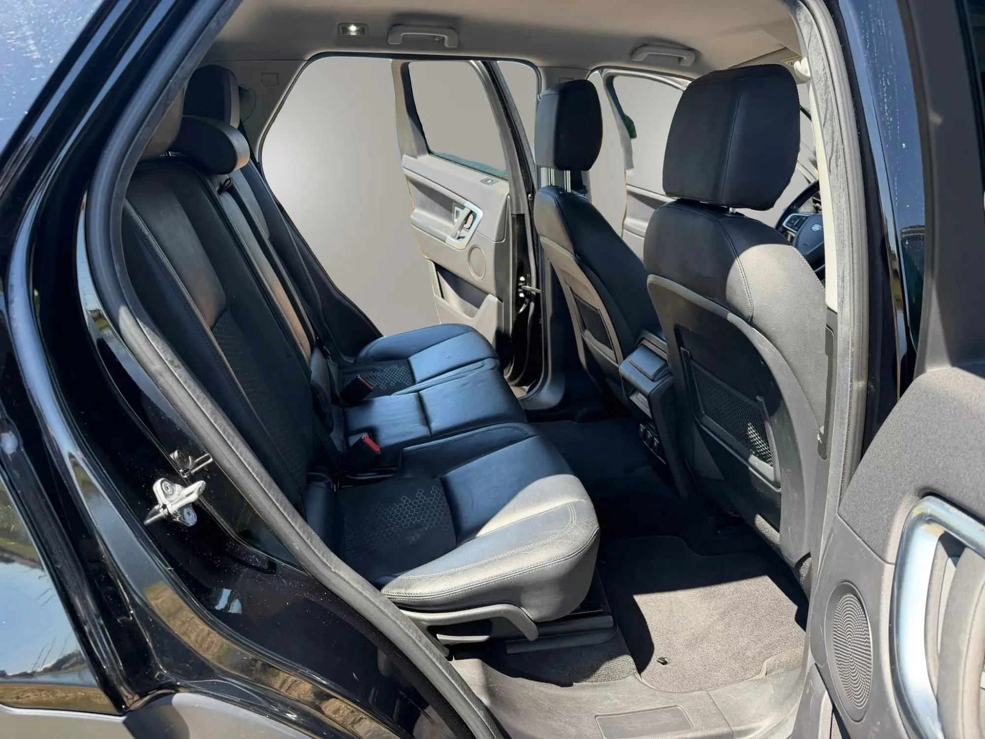 Used 2017 Land Rover Discovery Sport SE AWD/4WD image 16