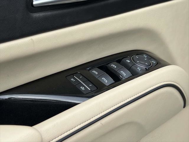 Used 2021 Cadillac Escalade Premium Luxury AWD/4WD image 16
