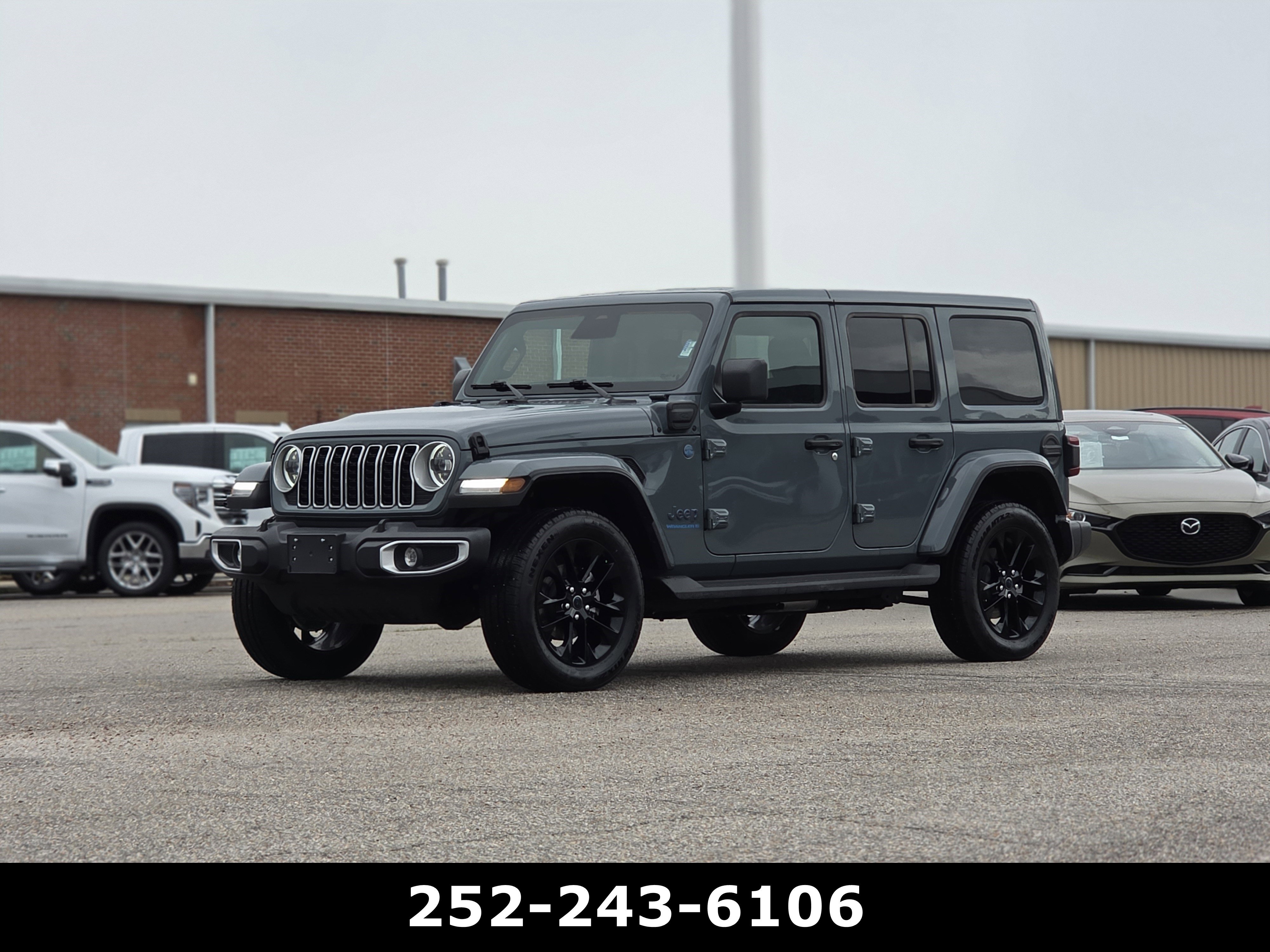 Used 2025 Jeep Wrangler Sahara image 2