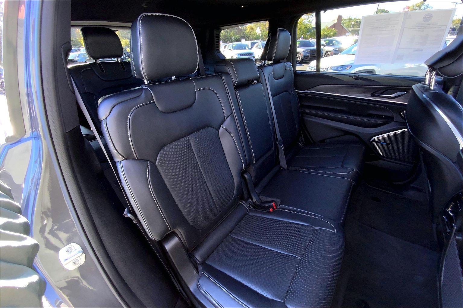 Used 2023 Jeep Grand Cherokee L Overland w/ Luxury Tech Group IV AWD/4WD image 19