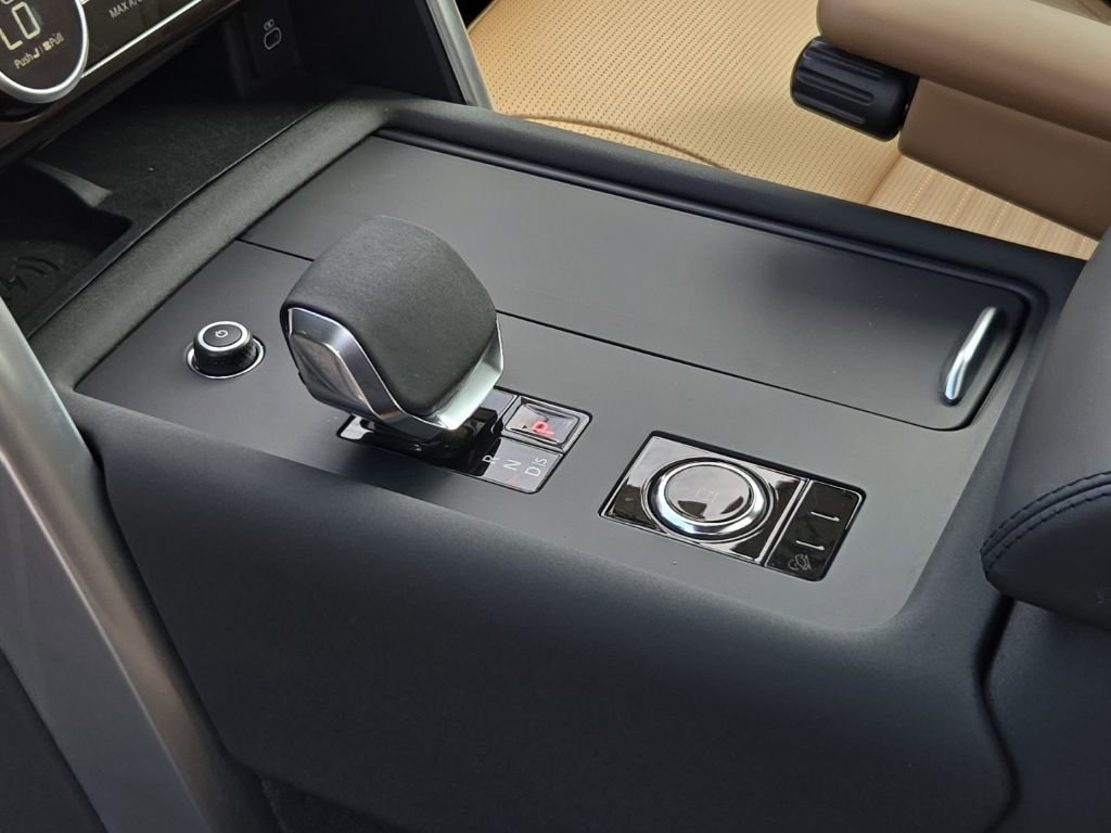Certified 2023 Land Rover Discovery Metropolitan Edition AWD/4WD image 13