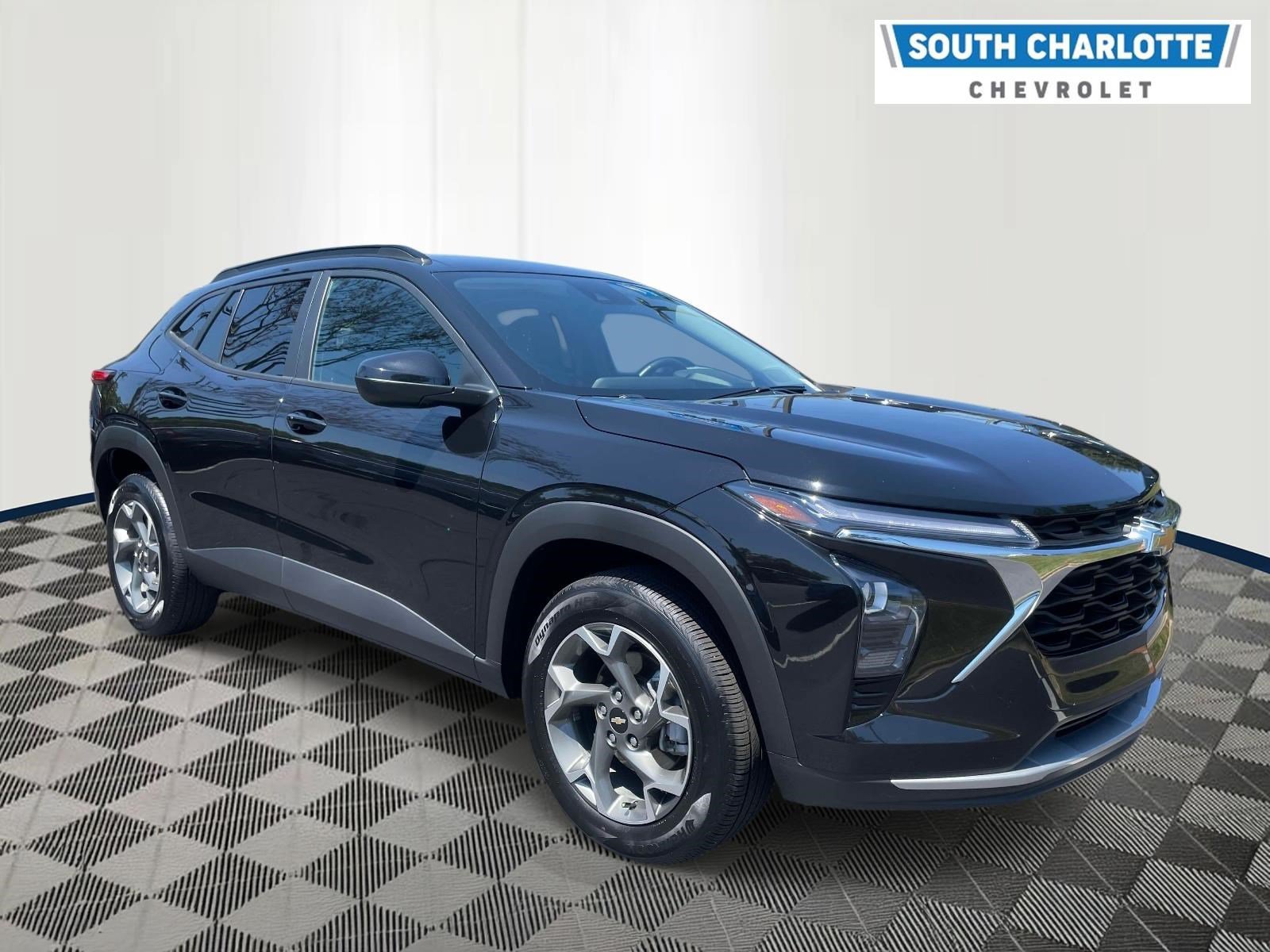 Used 2025 Chevrolet Trax LT w/ LT Convenience Package FWD image 2