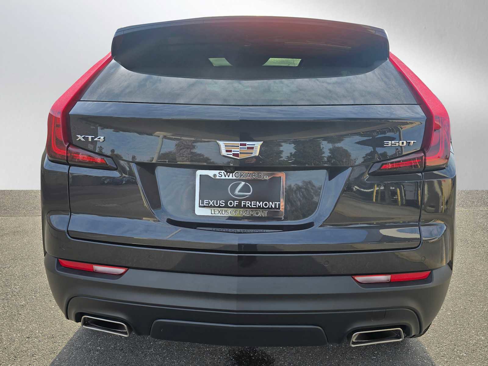Used 2022 Cadillac XT4 Luxury w/ Cold Weather Package image 4