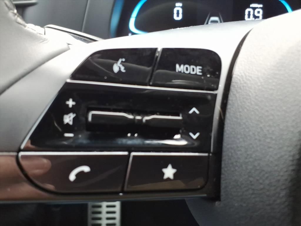 Used 2025 Hyundai Elantra Sport image 20