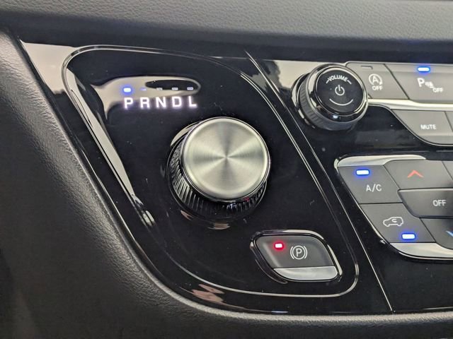 Used 2025 Chrysler Pacifica Select image 20