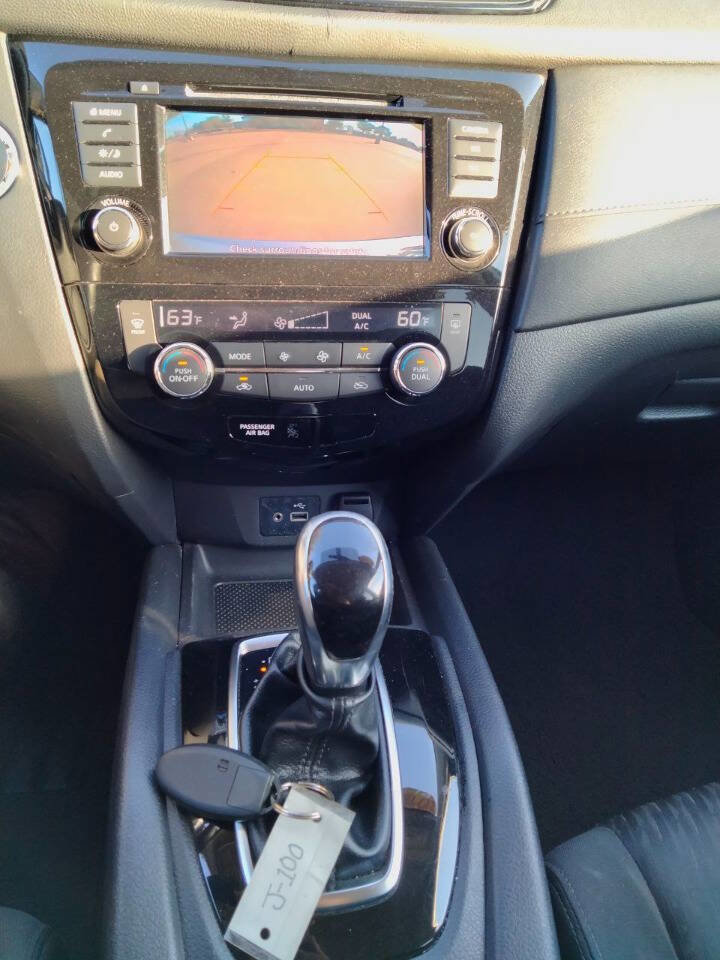 Used 2018 Nissan Rogue SV image 16
