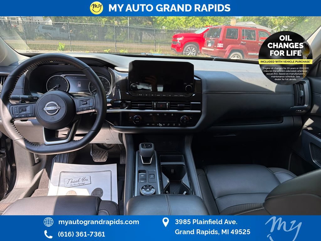 Used 2025 Nissan Pathfinder SL AWD/4WD image 12