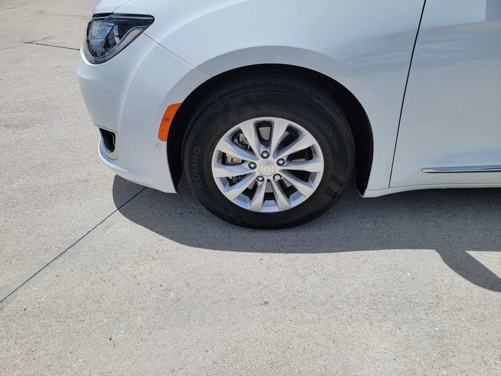 Used 2018 Chrysler Pacifica Touring-L Plus w/ Advanced Safetytec Group FWD image 9