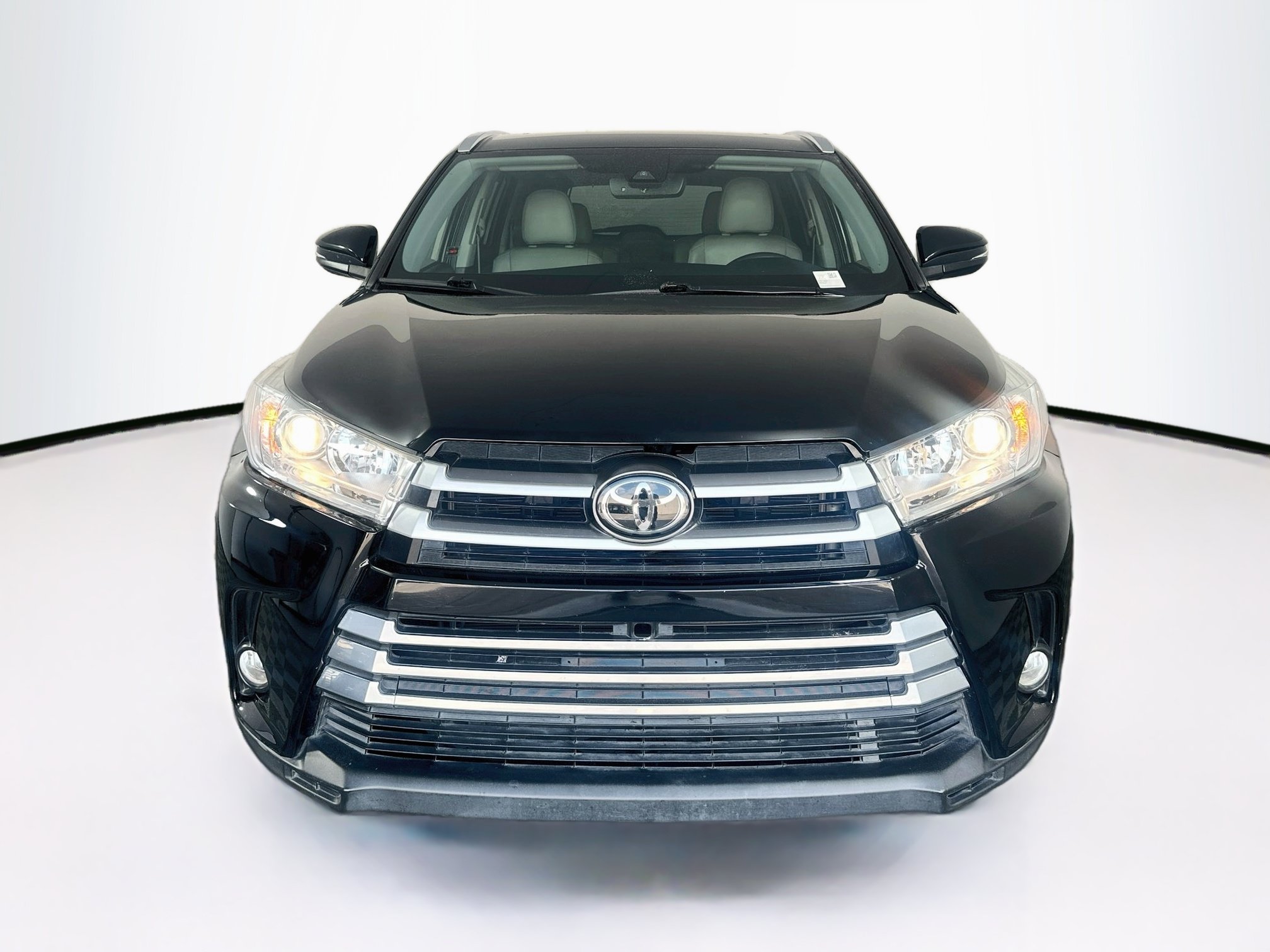 Used 2019 Toyota Highlander XLE FWD image 2