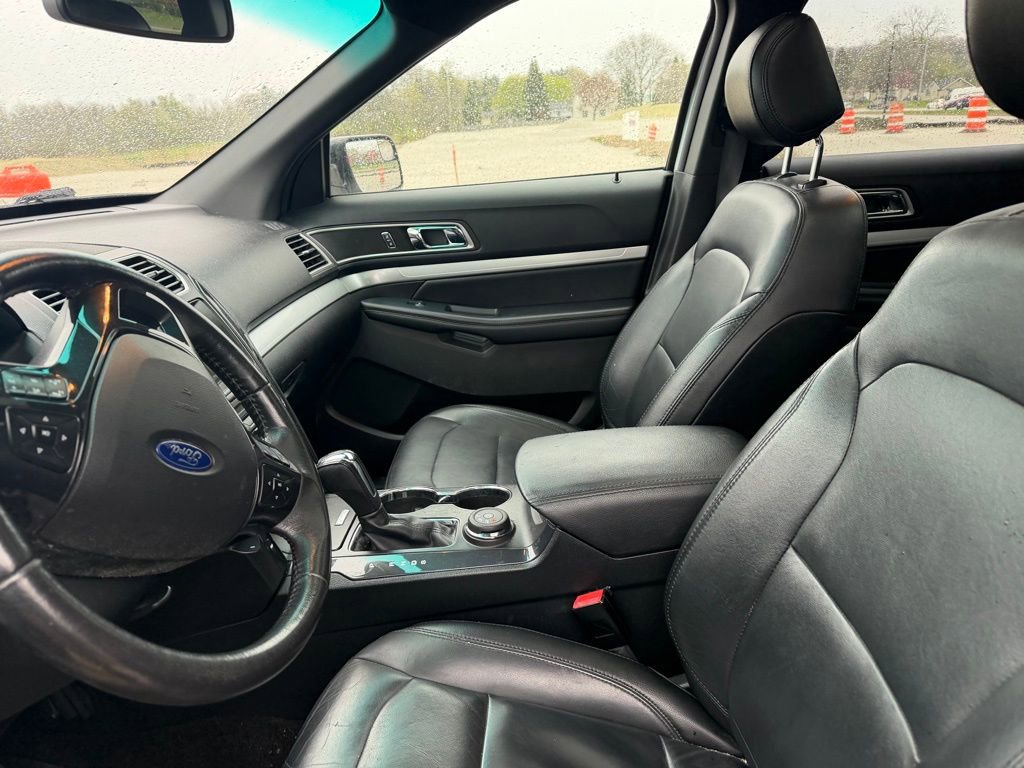 Used 2016 Ford Explorer XLT w/ Equipment Group 202A AWD/4WD image 11