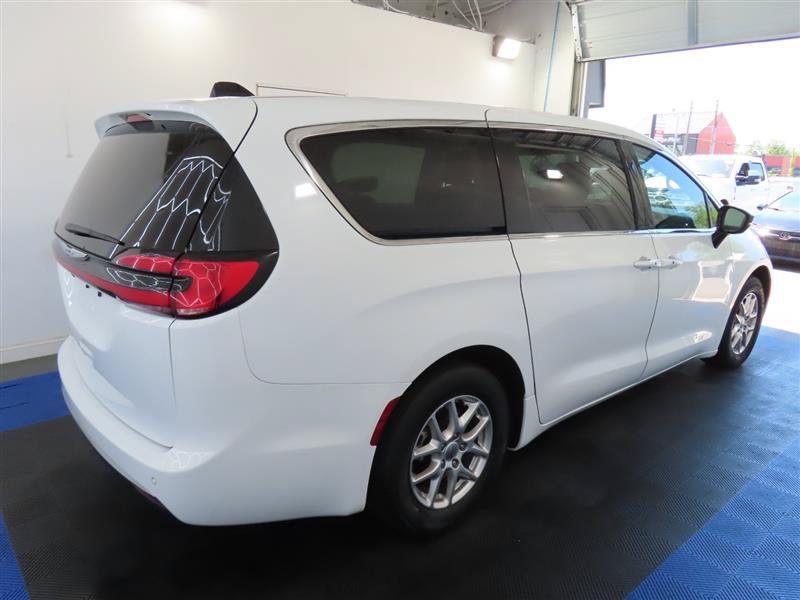 Used 2024 Chrysler Pacifica Touring-L FWD image 14