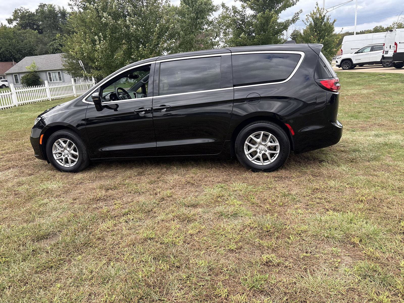 Used 2026 Chrysler Pacifica Select FWD image 8