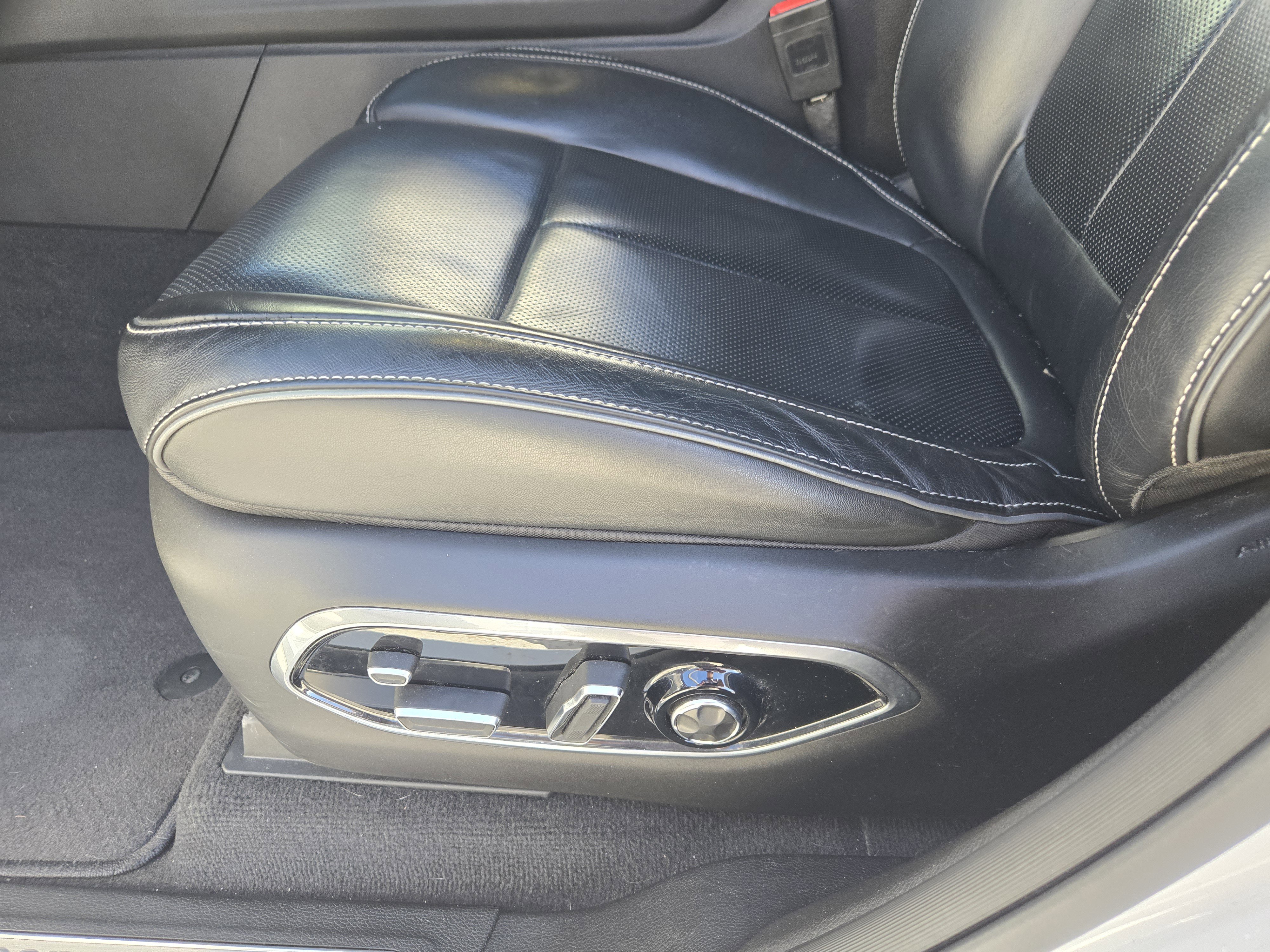 Used 2022 Jeep Grand Cherokee Overland w/ Advanced Protech Group III image 27