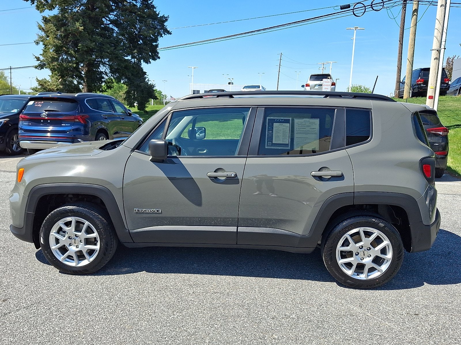 Used 2022 Jeep Renegade Latitude AWD/4WD image 9