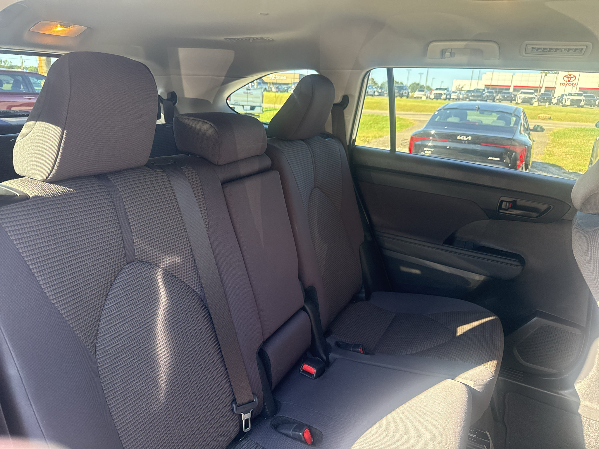 Used 2024 Toyota Highlander LE FWD image 24