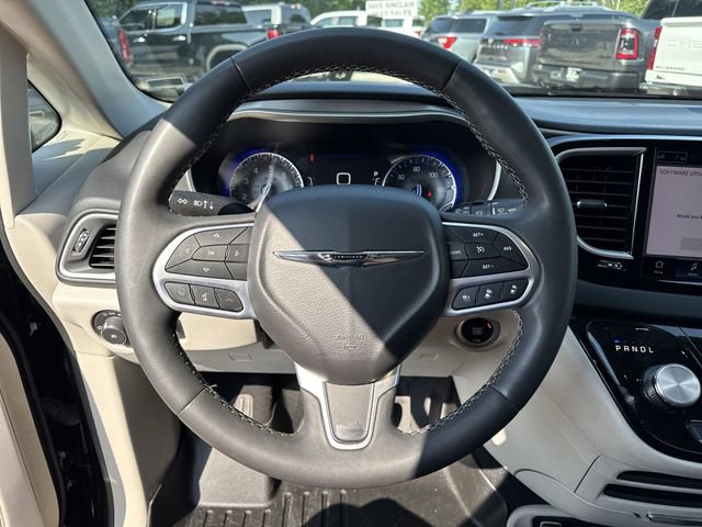 Used 2023 Chrysler Pacifica Touring-L FWD image 11