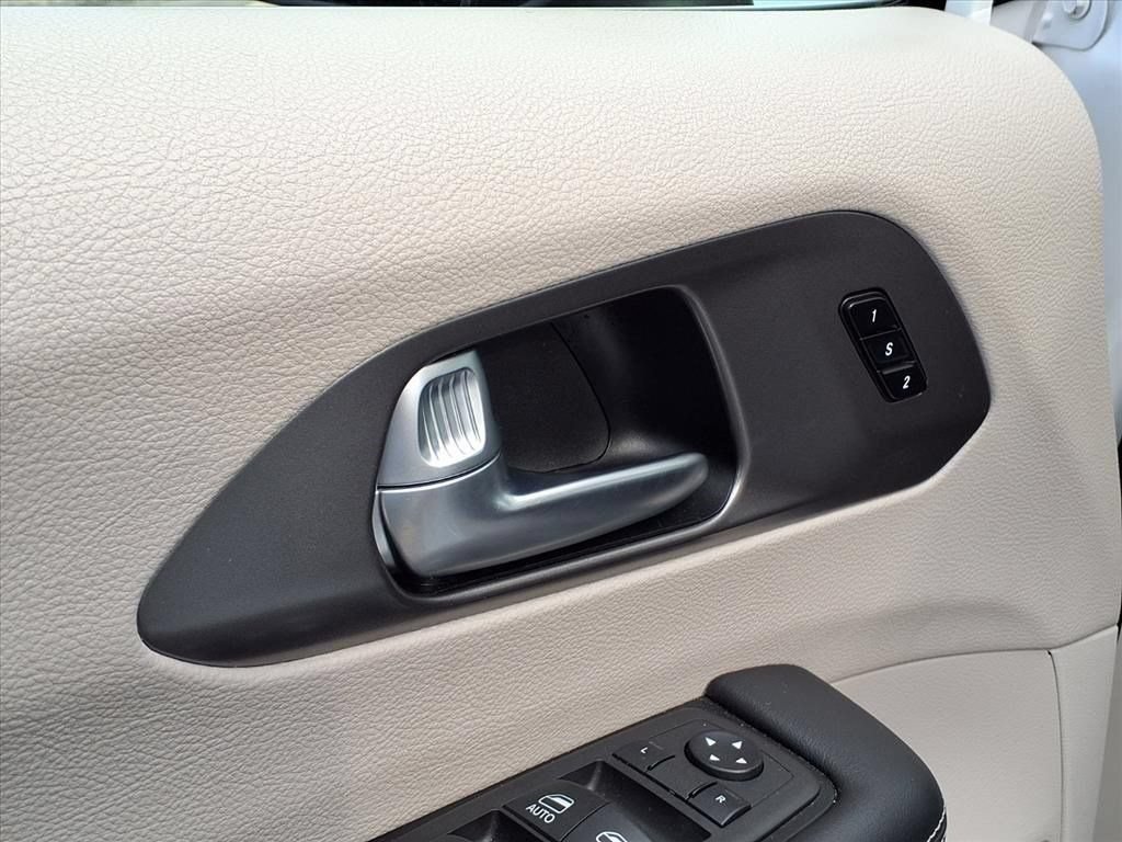 Used 2023 Chrysler Pacifica Touring-L FWD image 17