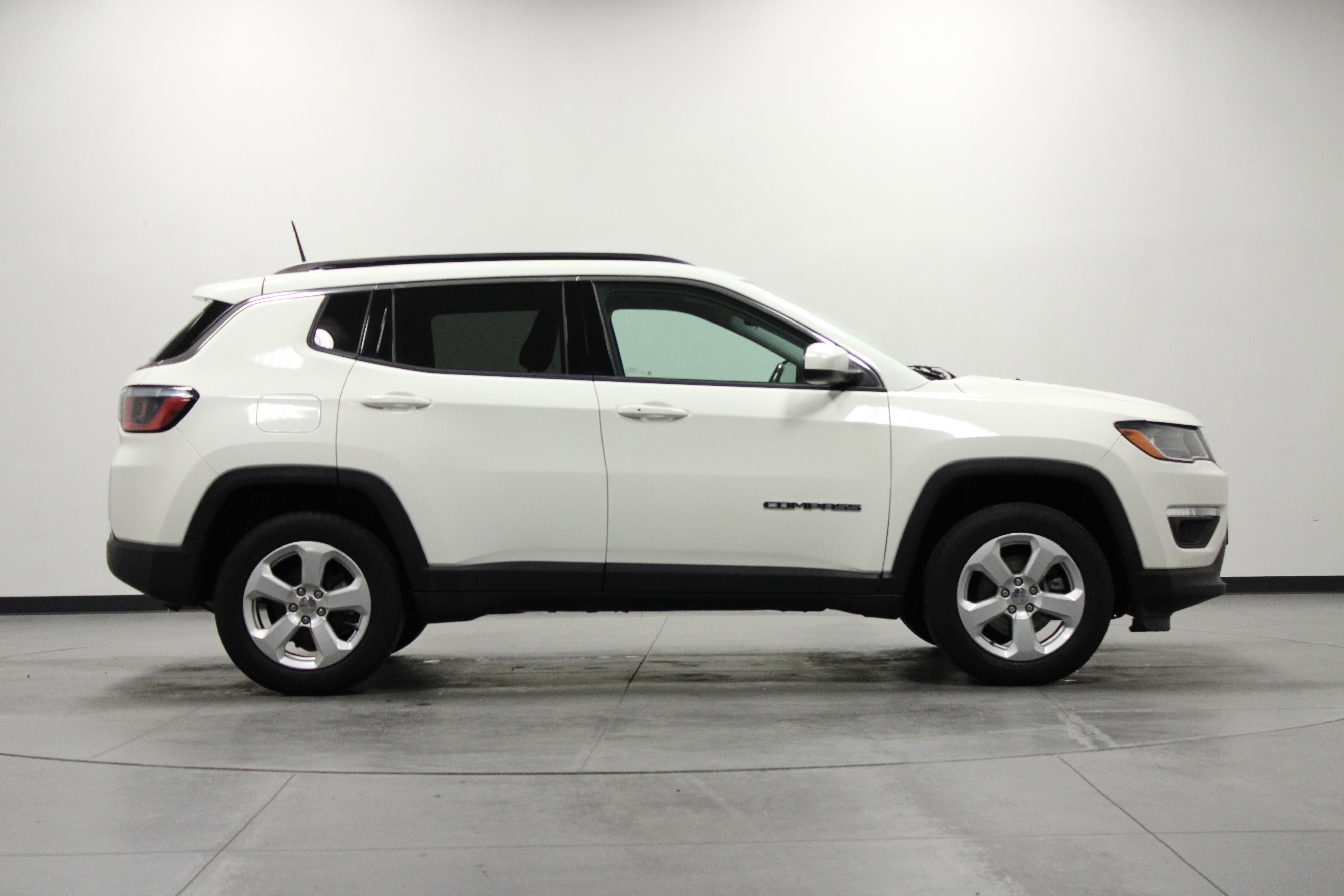 Used 2018 Jeep Compass Latitude AWD/4WD image 3