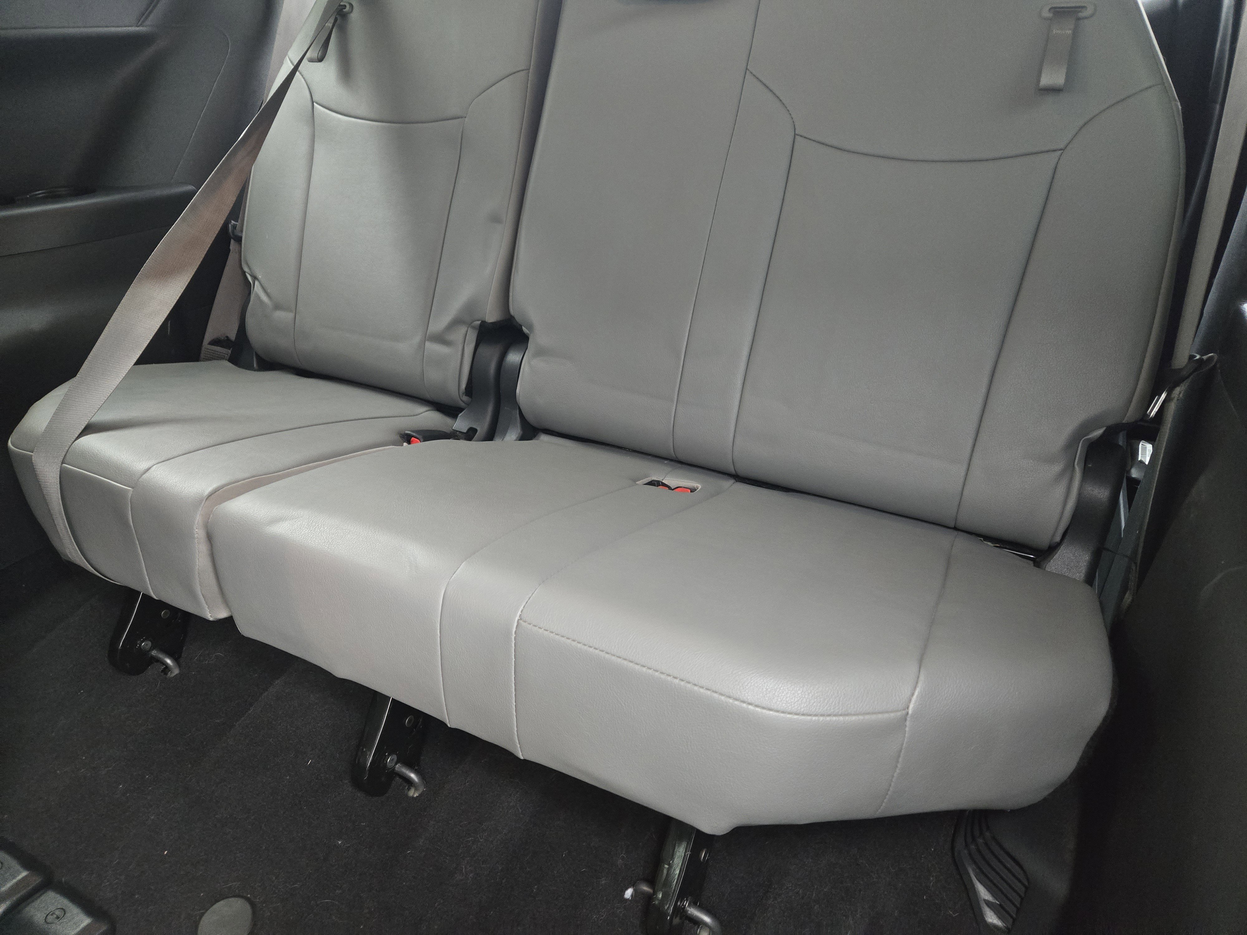 Used 2025 Toyota Sienna XLE image 34