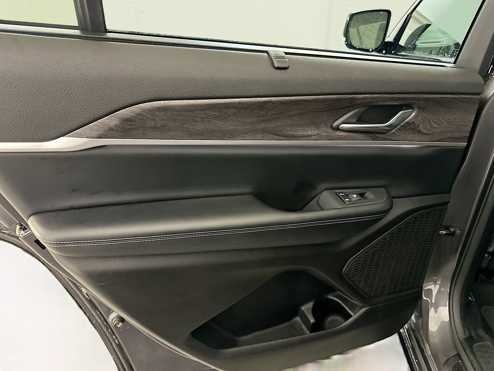 Used 2024 Jeep Grand Cherokee L Limited w/ Luxury Tech Group II image 28