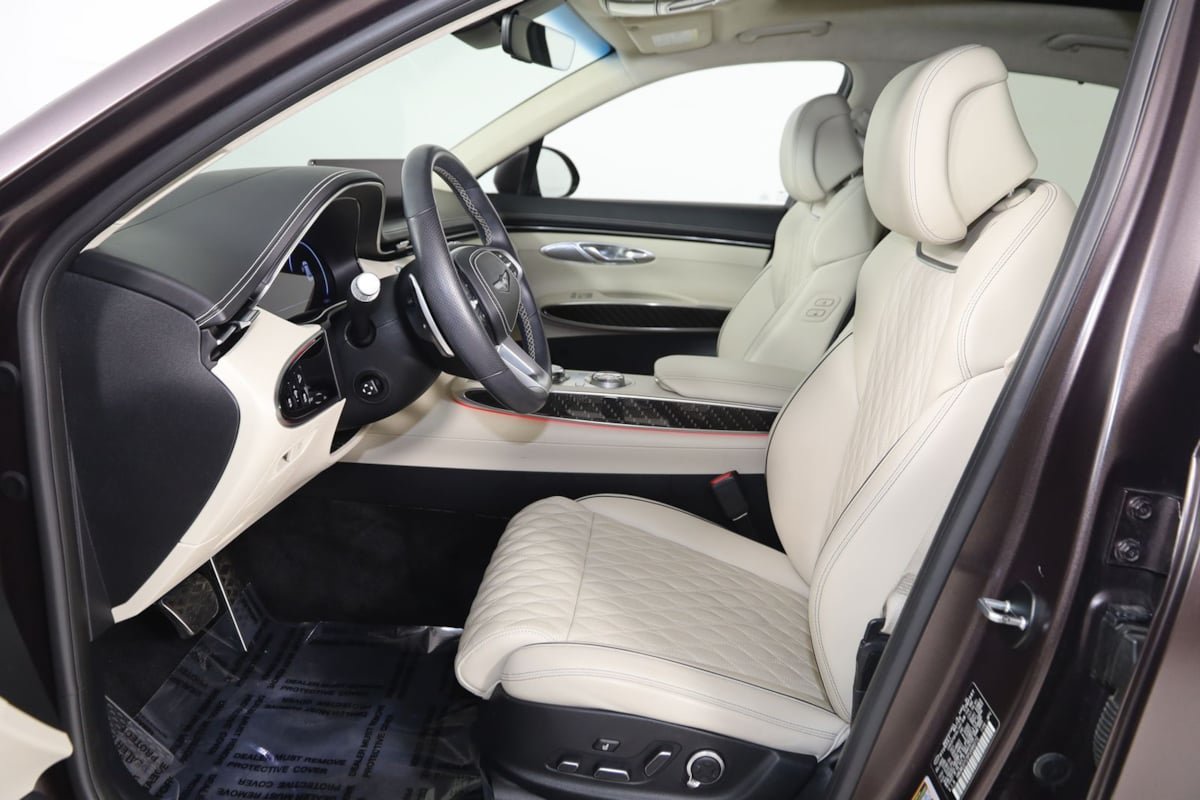 Used 2023 Genesis GV70 3.5T Sport w/ Sport Prestige Package AWD/4WD image 13
