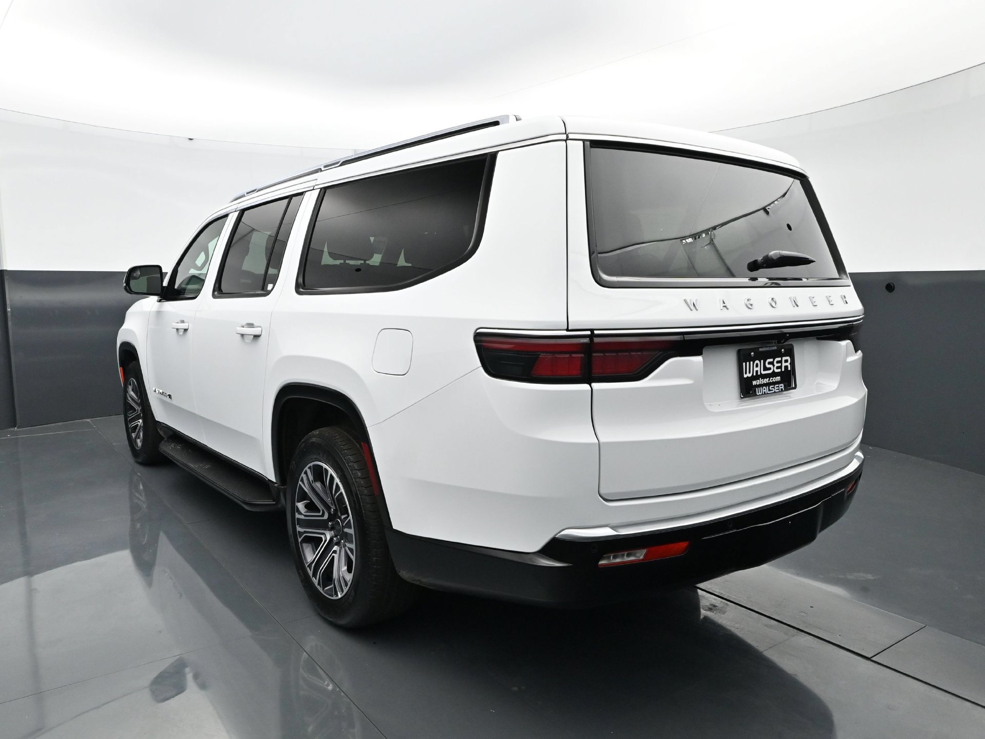Used 2025 Jeep Wagoneer L Series II w/ 8-pass Seating Package AWD/4WD image 5