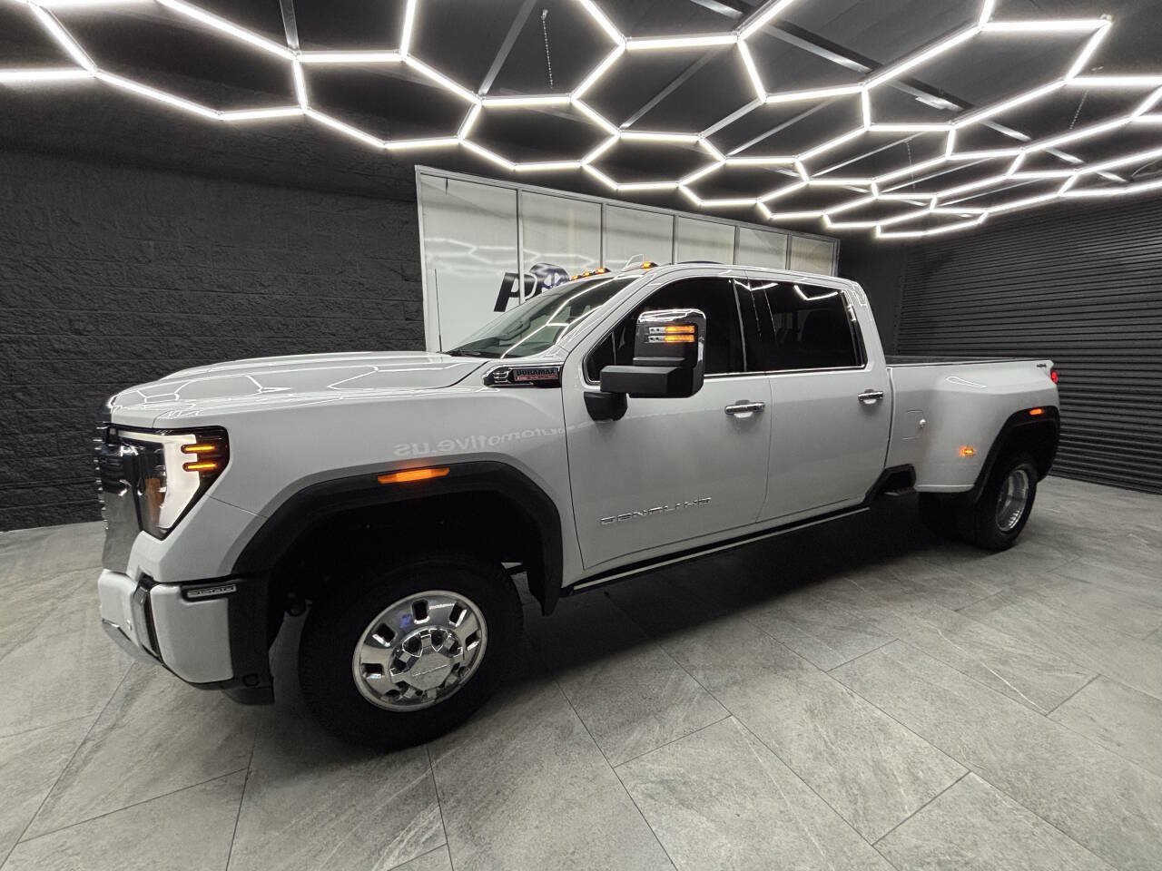 Used 2025 GMC Sierra 3500 Denali w/ Denali Reserve Package AWD/4WD image 7